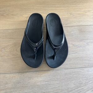 Oofos Black Luxe Thong Sandals Size 10